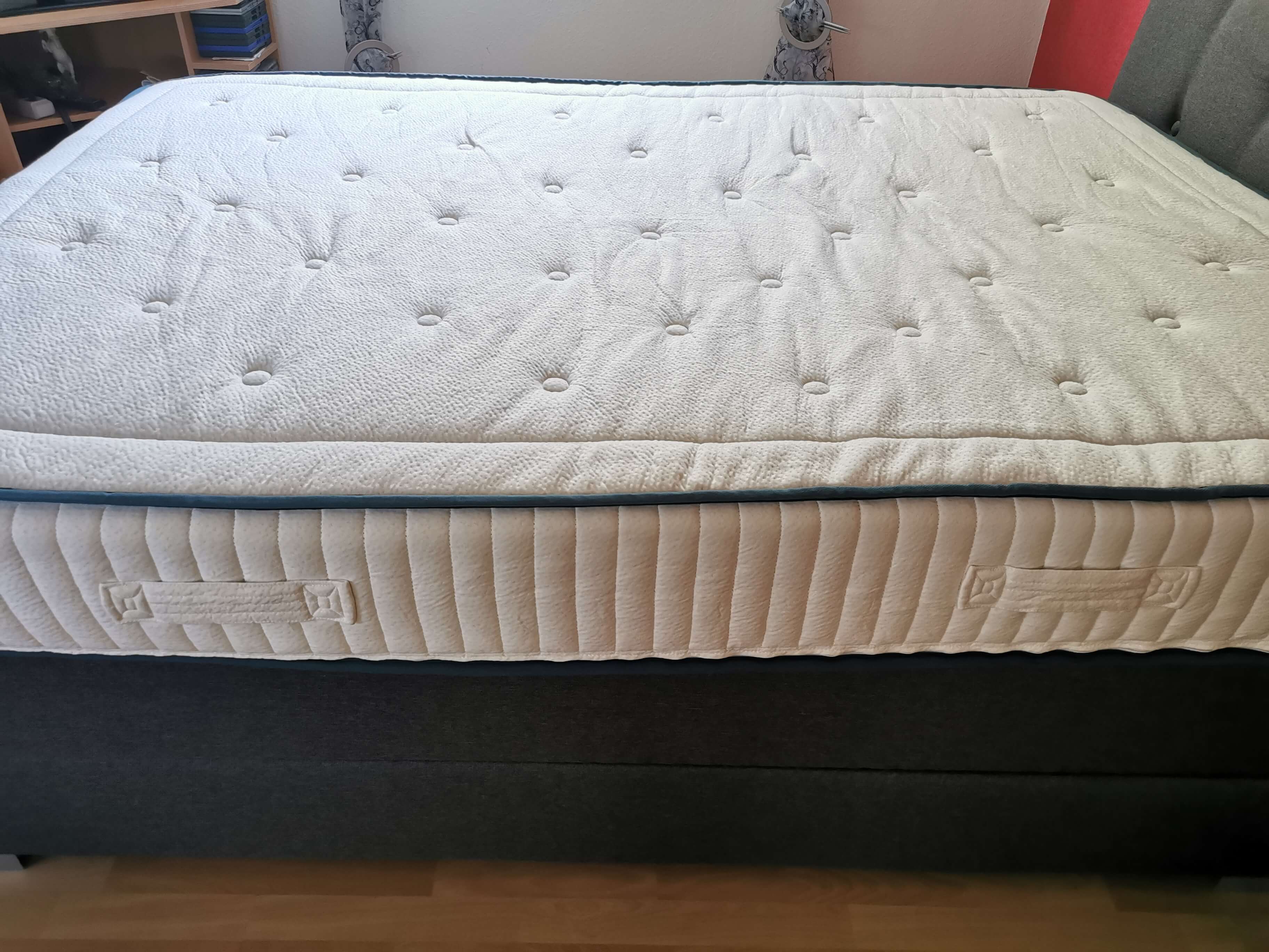Kipli Naturmatratze auf dem Bett