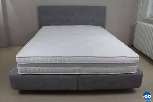 Ravensberger Federkern-Matratze Komfort auf dem Bett