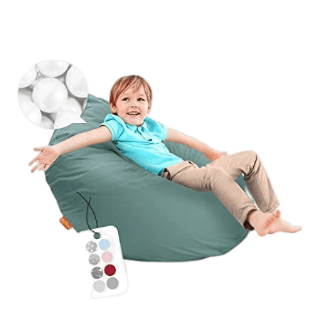 Kind sitz auf blau-grauem Kindersitzsack