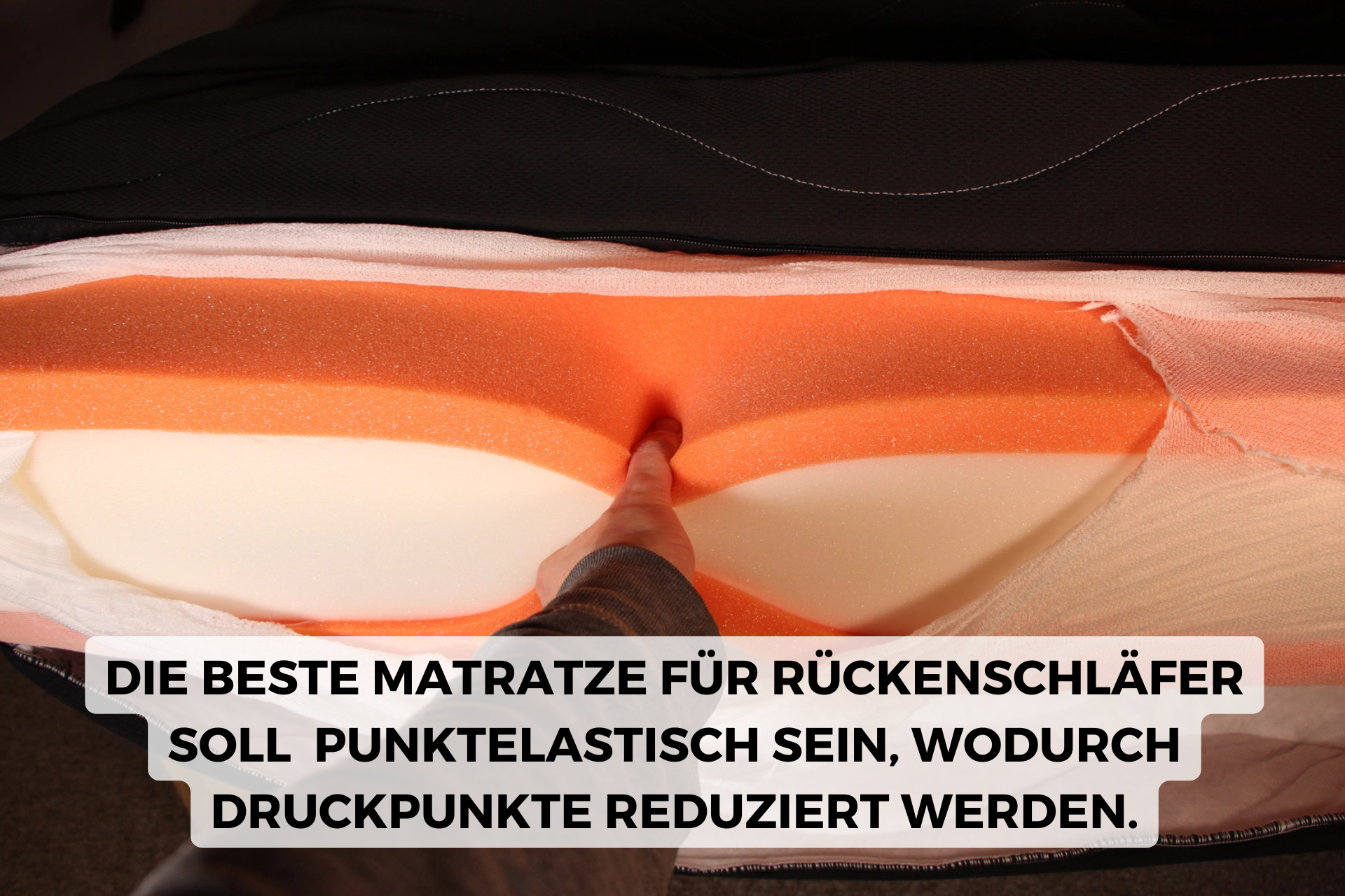 Jemand drückt eine Schaummatratze zusammen